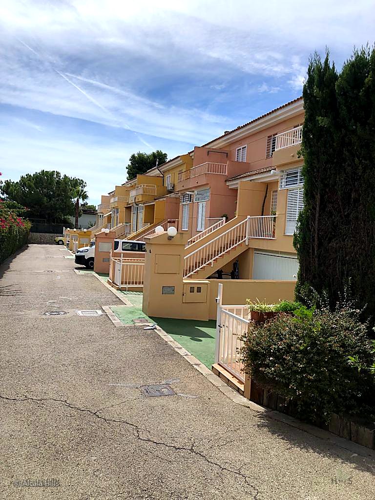 Townhouse in Godella, Campolivar area, with community pool.