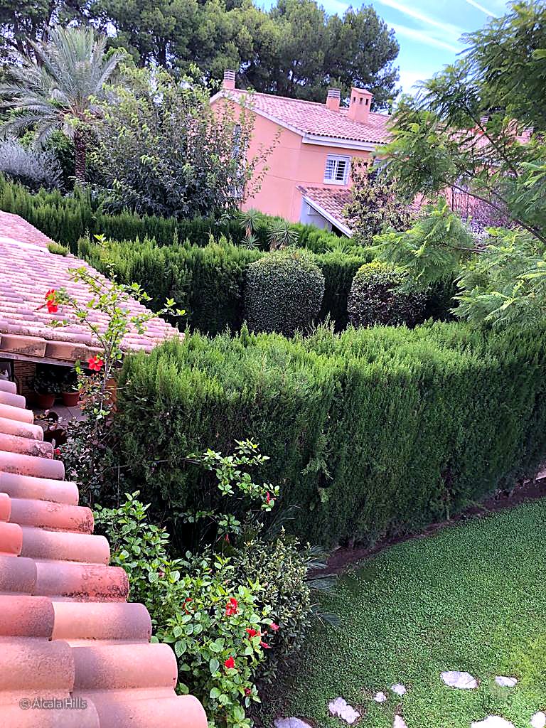 Exterior of the townhouse and garden in Campolivar, Godella.