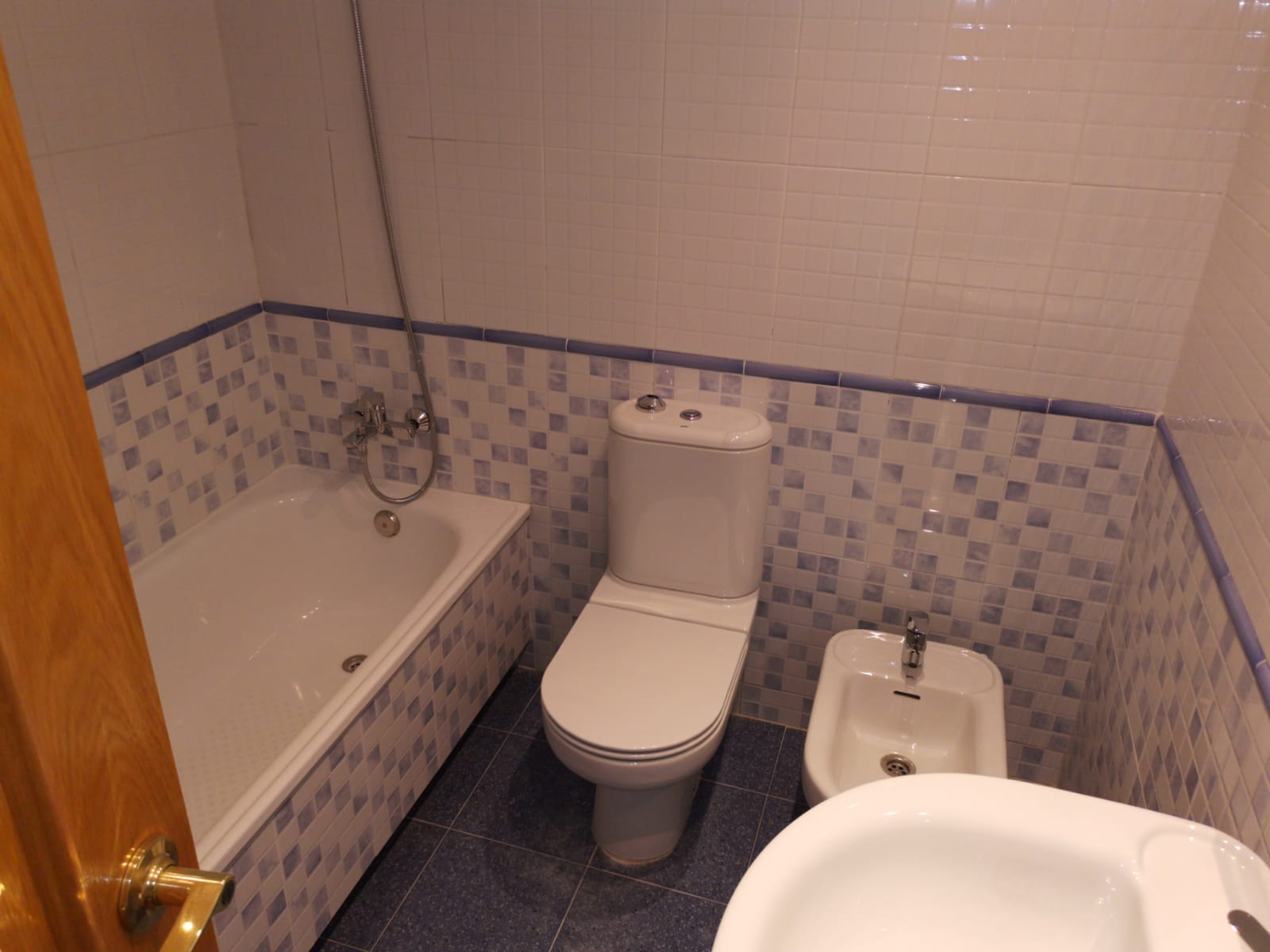 Bathroom with bathtub and mosaic tiling (provisional photo).