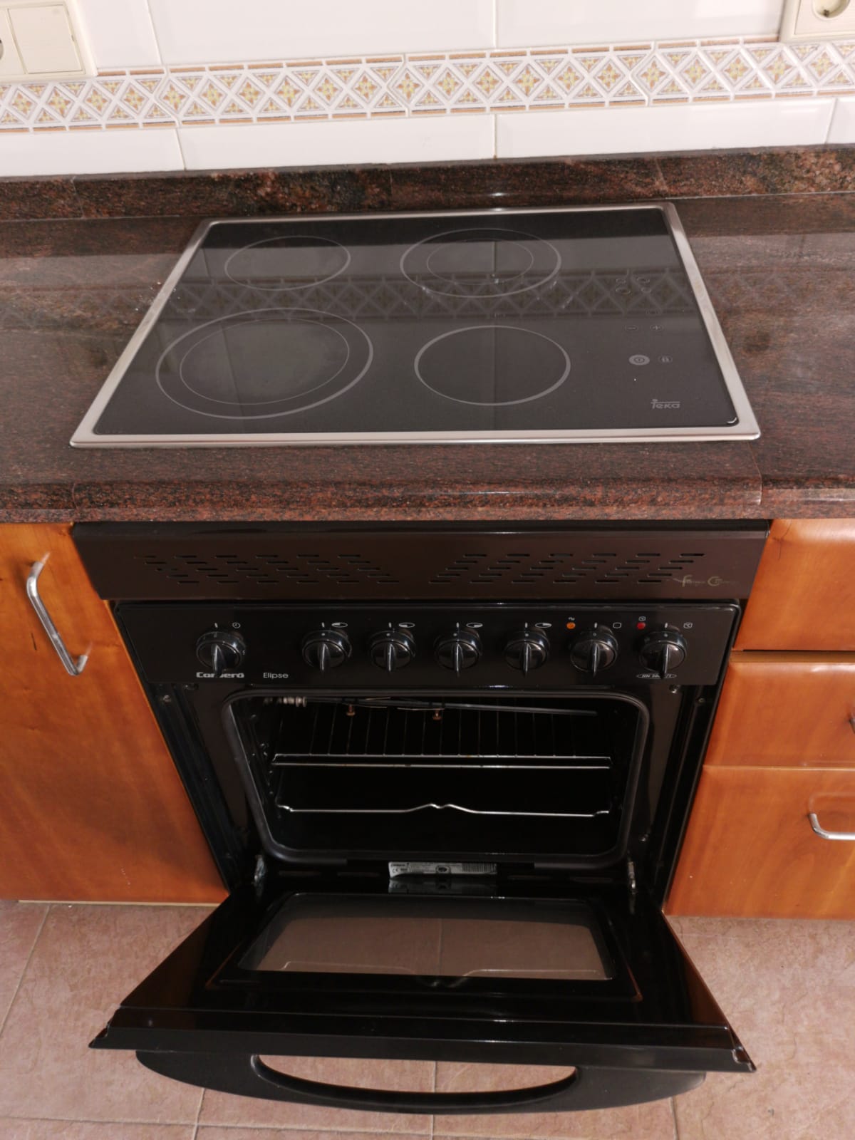 Kitchen with ceramic hob and oven (provisional photo).