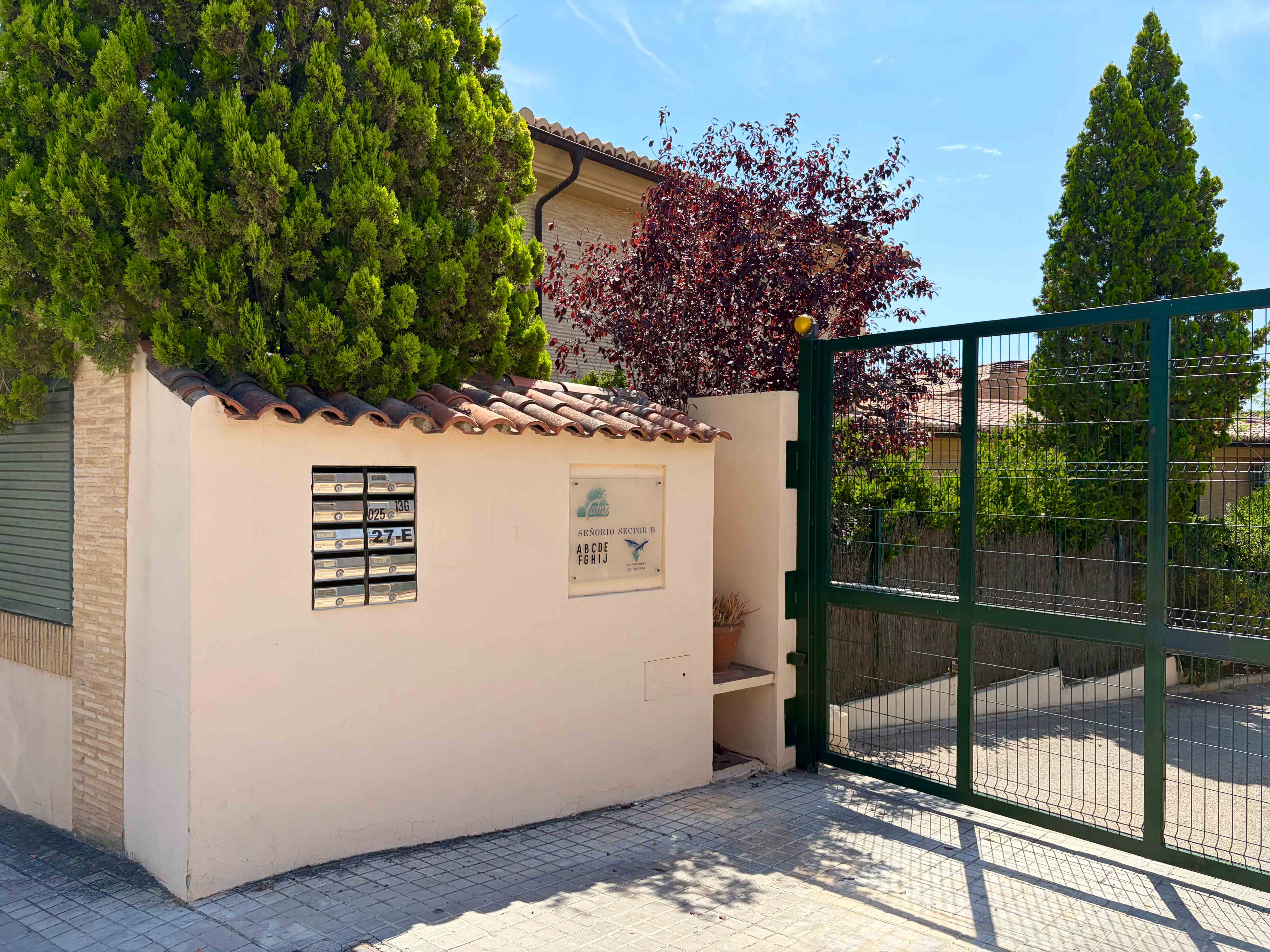 Fachada de adosado en Godella, zona Campolivar